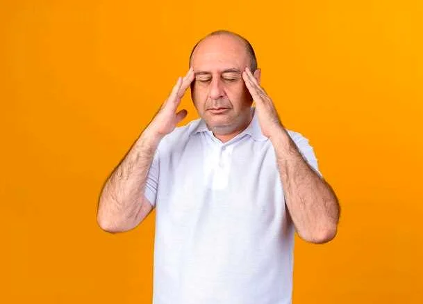 Как справиться с головной болью при повышенном внутричерепном давлении?